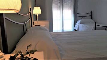 2 chambres, fer et planche Ă repasser, draps fournis