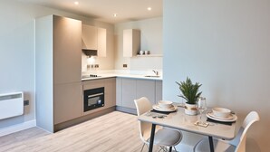 A modern kitchen with a dining area. - Cozy Studio in Bracknell With Free Parking (Bracknell)