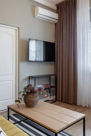 1 bedroom, desk - Modern Suite on Historic Calea Victoriei (Bucharest)