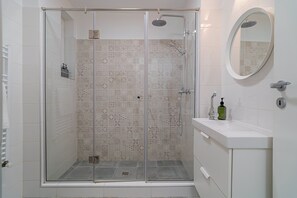 Apartment | 4 bedrooms, Internet - 4BR Sanctuary - Near Cismigiu Park Universitatii (Bucharest)