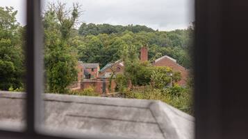 Apartment | 2 bedrooms, desk