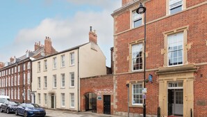 A street view with a building labeled "Handelsbanken" and a parked car. - Host Stay Mayford Apartment (Durham)