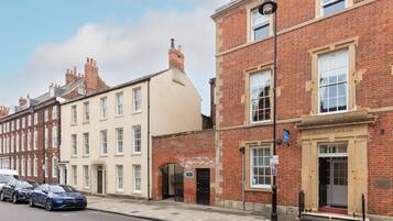 Apartment | 2 bedrooms, desk