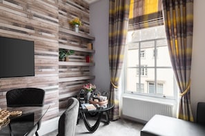 Apartamento | 2 quartos, escrivaninha