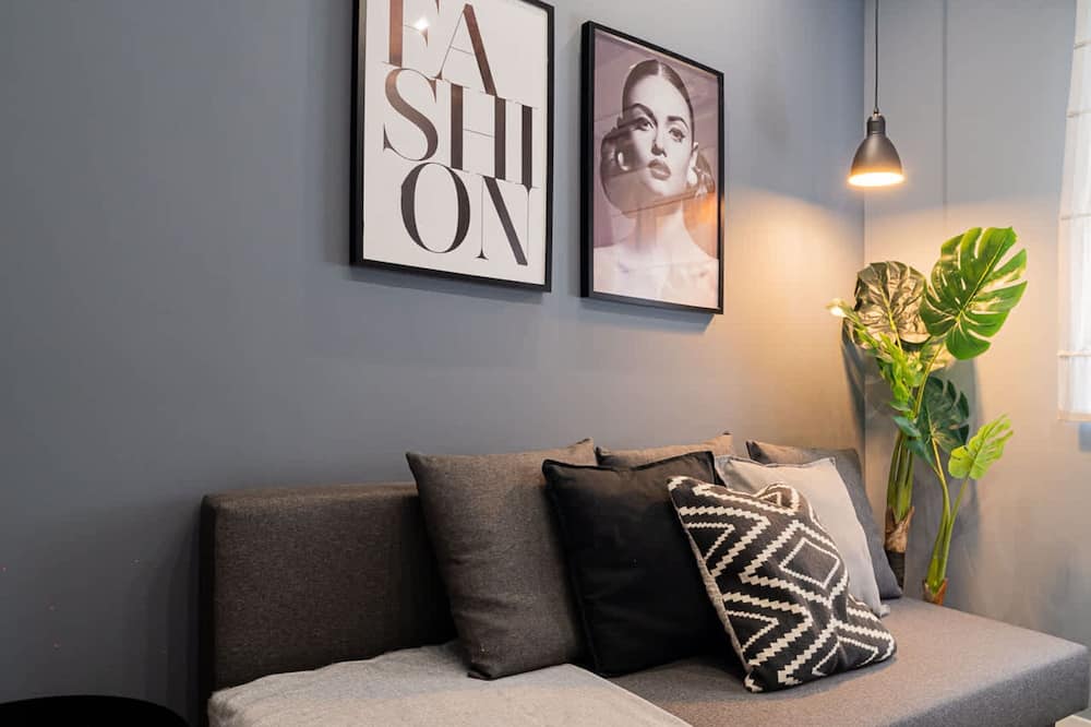 Chic Black White 2BR Retreat on Dambovitei