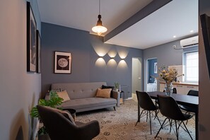 House | 2 bedrooms, Internet - Chic Black White 2BR Retreat on Dambovitei (Bucharest)