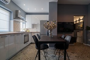 House | 2 bedrooms, Internet - Chic Black White 2BR Retreat on Dambovitei (Bucharest)
