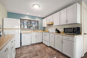 Een koelkast, een microgolfoven, een oven, een kookplaat