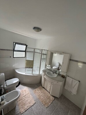 Douche, sèche-cheveux, bidet, serviettes fournies