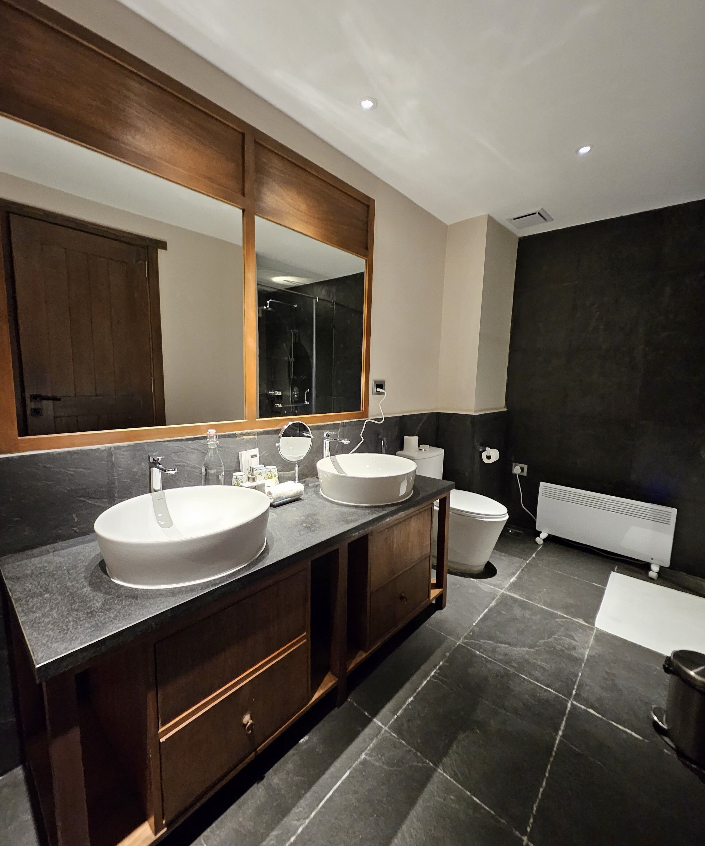 獨立浴缸和淋浴設備、免費盥洗用品、拖鞋、毛巾