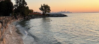 Pearl’s Place, Cozy-Chic Suite…. Steps to the lake!
New host on vrbo.