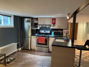 Réfrigérateur, four à micro-ondes, un four, surface de cuisson