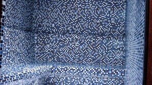 Pared con mosaico de azulejos.