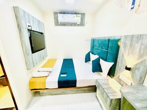 Deluxe Double Room | Laptop workspace, free WiFi