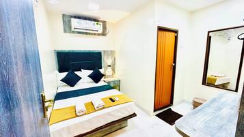 Deluxe Double Room | Laptop workspace, free WiFi