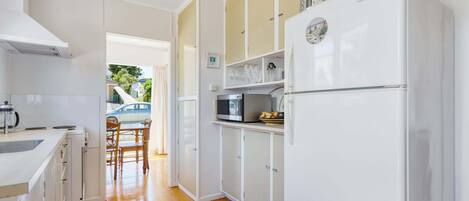 Køleskab, mikrobølgeovn, ovn, brødrister