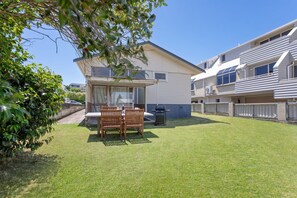 Outdoor dining - Downtown Cosy Cottage (Mount Maunganui)