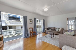 TV - Downtown Cosy Cottage (Mount Maunganui)