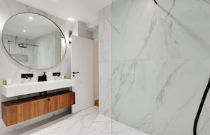 Douche, séchoir à cheveux, serviettes fournies, savon