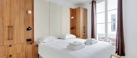 2 soverom, skrivebord, strykejern/-brett og internettilgang