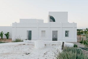 A modern white building with a flat roof, large windows, and a minimalist design. - Cabrita Moleiro - Design House (Lagoa)