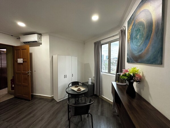 Deluxe Suite, City View | Living area