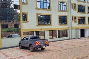 Un edificio con diverse finestre e un pick-up parcheggiato.