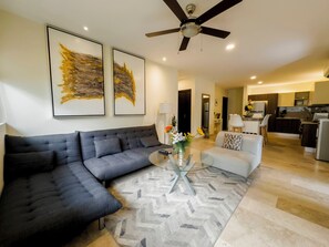 Appartement Deluxe | Coin séjour | TV connectée de 55 pouces avec chaînes par câble