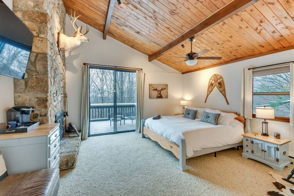 6 Mi to Skiing! Hot Tub Hideaway in Seven Devils - Beech Mountain, NC