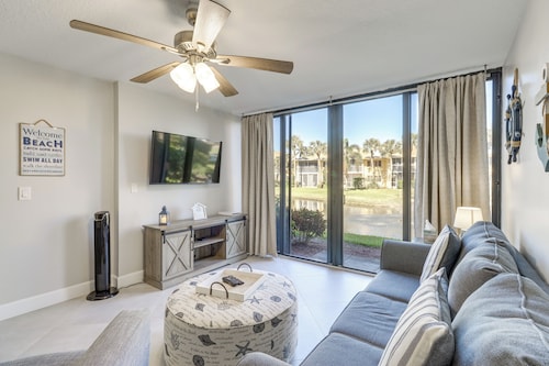 Walk to Blue Heron Beach: 1st-floor Lakefront Unit