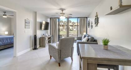 Walk to Blue Heron Beach: 1st-floor Lakefront Unit