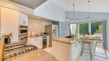 House (5 Bedrooms) | Interior