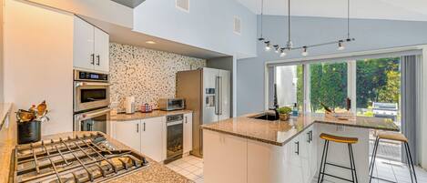 House (5 Bedrooms) | Interior