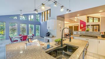 House (5 Bedrooms) | Interior