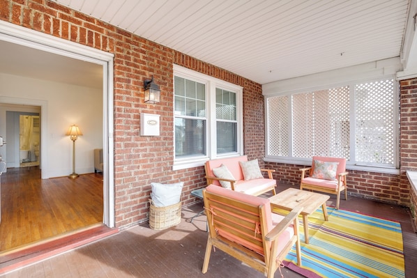 Interior - Walk to The Grandin Theatre: Roanoke Unit w/ Yard! (Roanoke)