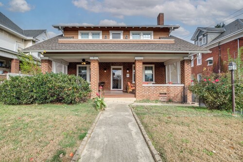 Walk to The Grandin Theatre: Roanoke Unit w/ Yard!