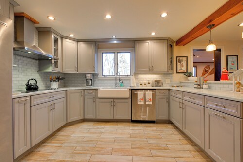 5 Mi to Skiing: Home w/ Hot Tub & Patio!