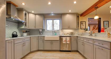 5 Mi to Skiing: Home w/ Hot Tub & Patio!