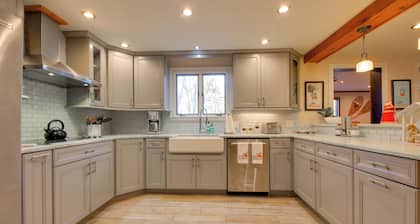 5 Mi to Skiing: Home w/ Hot Tub & Patio!