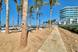 Plage, chaises longues