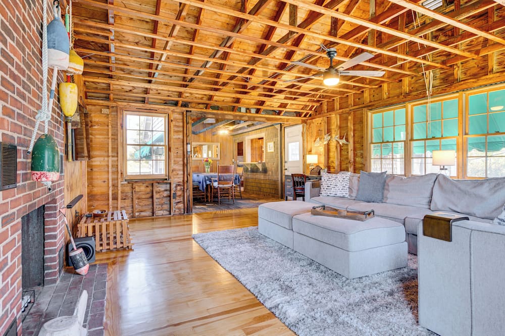 Steps to North Hampton Beach: Cottage w/ Deck! - Salisbury
