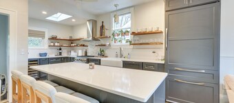 Walk to Roanoke River Greenway: Mountain-view Home