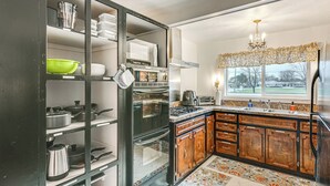 A kitchen with a built-in oven, a sink, and a window with a view of the outdoors. - Pet Friendly: 2 Mi to Downtown Flushing (Flushing)