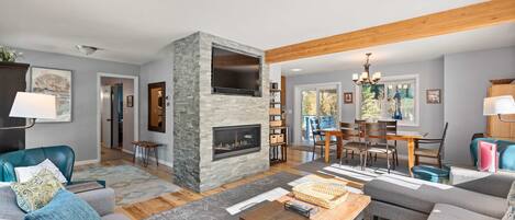 Televisión, chimenea, reproductor de DVD, oficina