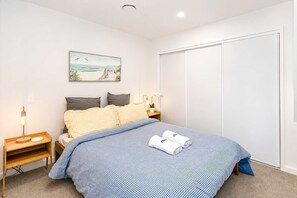 1 dormitorio, tabla de planchar con plancha, wifi y ropa de cama