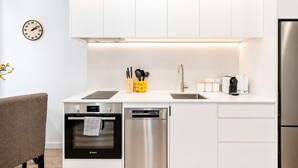 Cafetière-théière, réfrigérateur, four à micro-ondes, un four