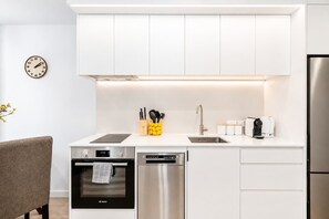 Cafetera o tetera, frigorífico, microondas y horno