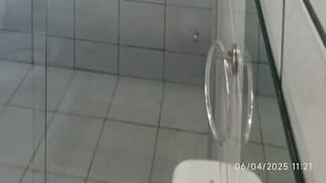 毛巾、肥皂、洗髮精、衛生紙