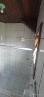 Toallas, jabón, shampoo, papel higiénico