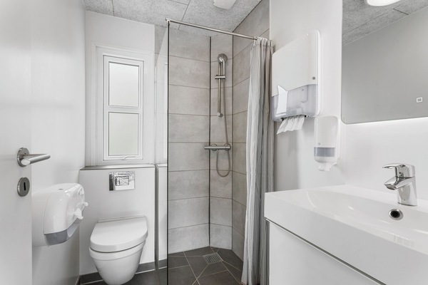Classic Cabin | Bathroom | Jetted tub, heated floors (bathroom), towels